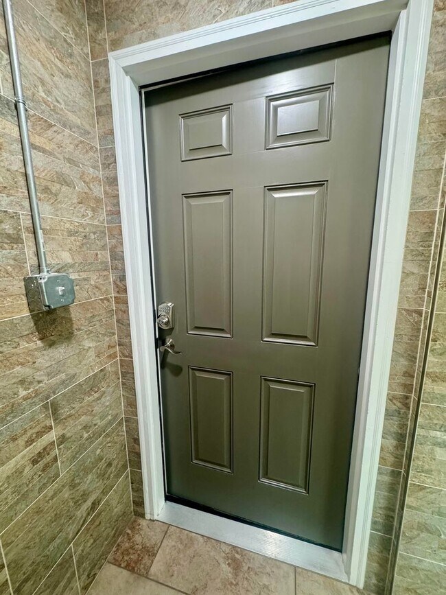 Building Photo - 2113 W Madison Ave