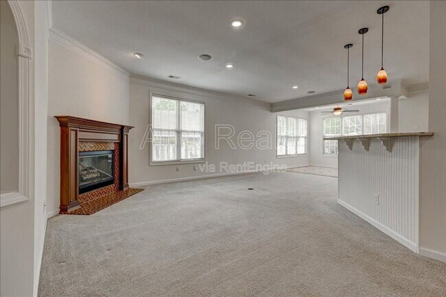 Building Photo - 1033 Pinehurst Dr