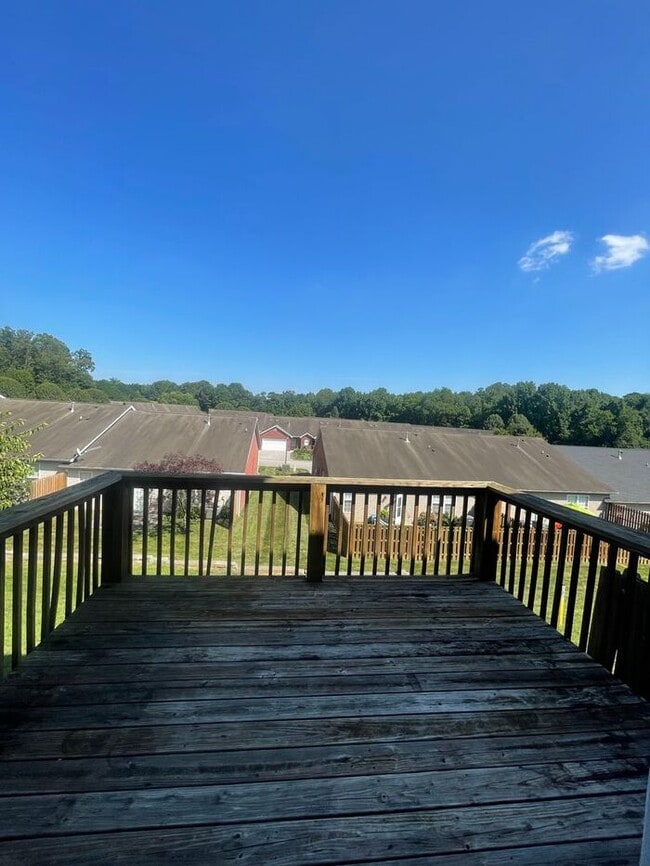 Building Photo - 3 bed, 2 bath, 2 car garage townhouse w/ bonus room in West Knoxville