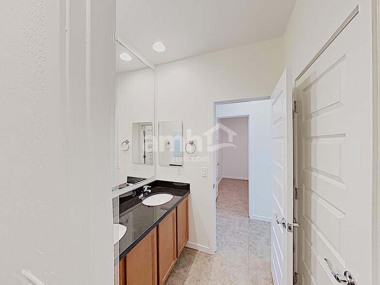 Building Photo - 492 W Tenia Trail