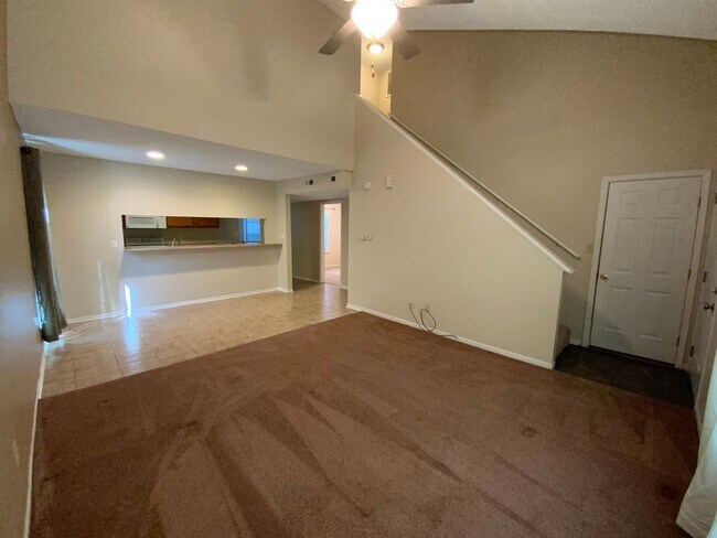 Building Photo - 3 Bedroom 2 Bathroom Duplex