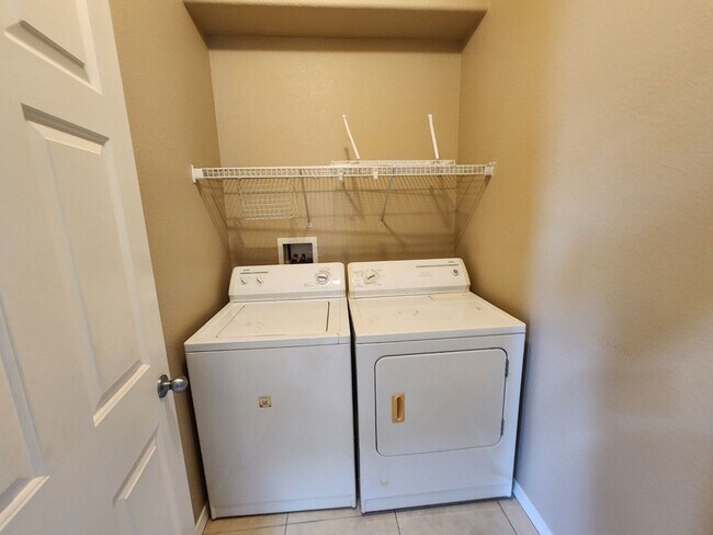 Building Photo - Charming 3 bedroom home with great curb ap...