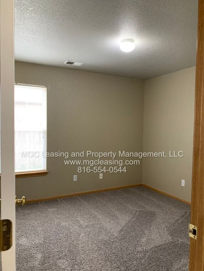 Building Photo - Grain Valley One Level Duplex!