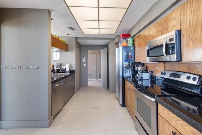 Building Photo - 1000 Venetian Way