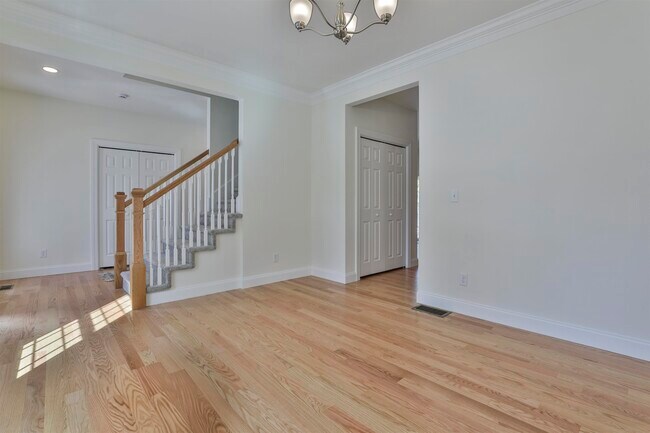 Building Photo - 22 Reeds Ferry Way