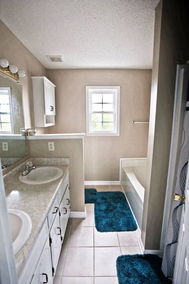 Building Photo - 2627 Holly Rock Dr