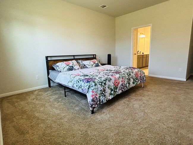 Building Photo - 425 Chaste Tree Dr