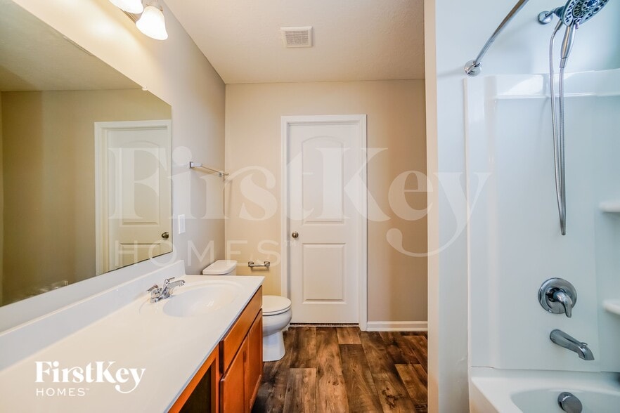 Building Photo - 2144 Greencrest Way