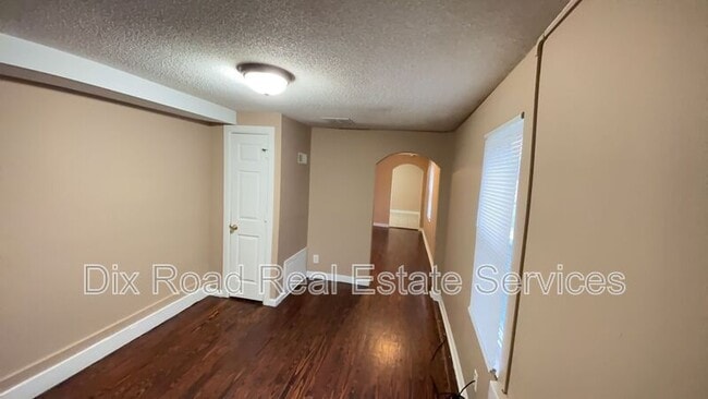 Building Photo - 9-9 E Main St