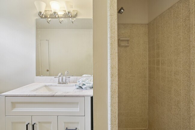 Building Photo - 8024 Regency Dr