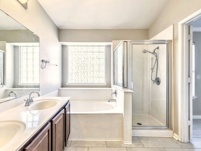 Building Photo - Comfortable 3BR / 2BA Home with Fireplace, Natural Light & Private Backyard