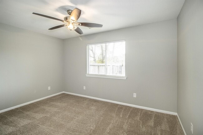 Building Photo - 406 Woodlake Dr