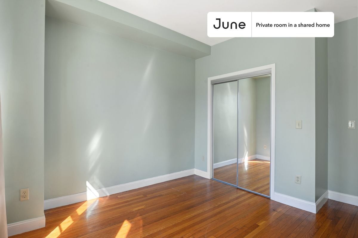 Building Photo - Room in Shared 4 bed/1 bath home