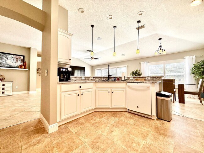 Building Photo - Live The Villages life: 3Bedrooms/2Baths furnished home with all the premier recreation access!