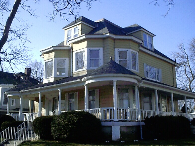 corner view - 401 Sewall Ave