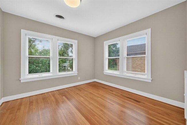 Building Photo - 2343 Wroxton Rd
