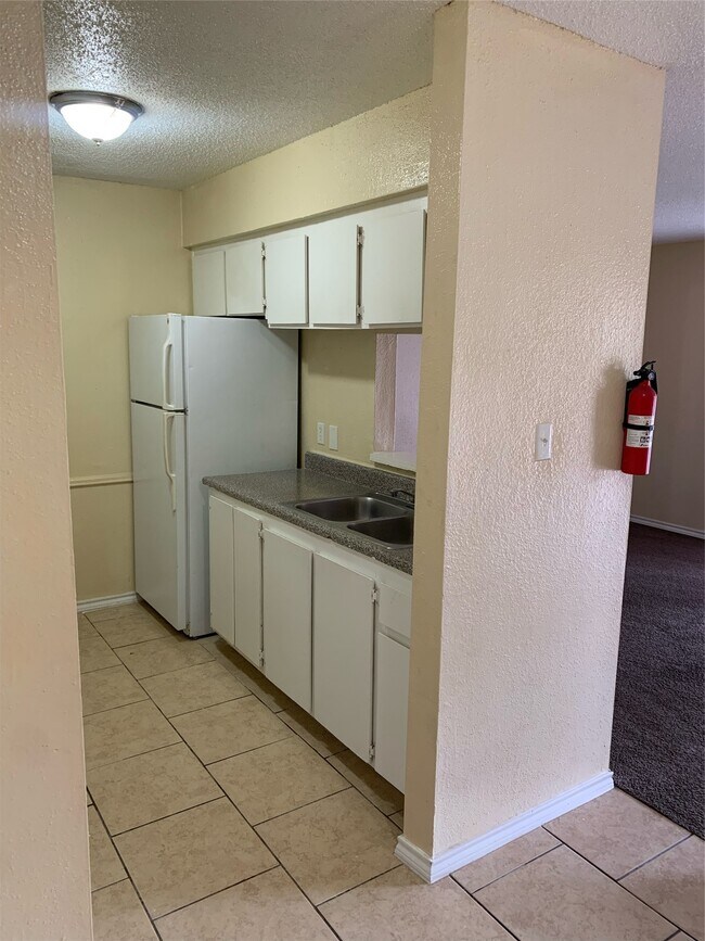 Building Photo - 10110 Westview Dr