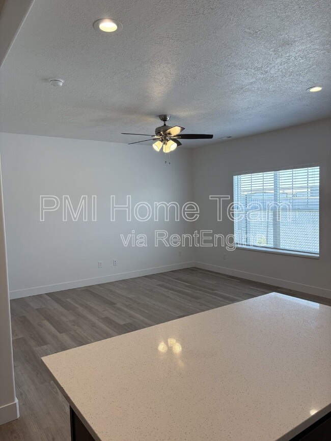 Building Photo - 614 W Cozy Ln