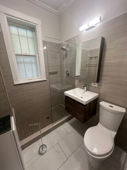 bathroom - 4120 N Wolcott Ave
