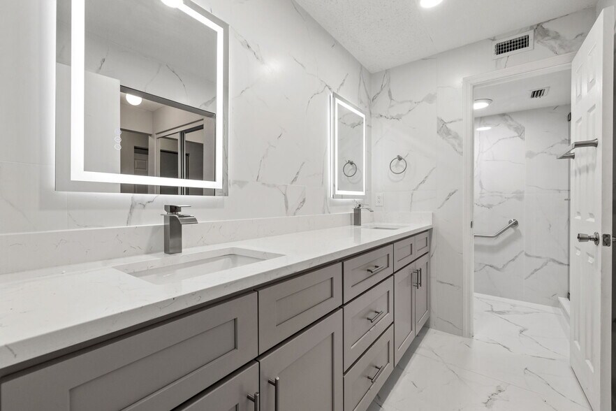 Building Photo - 487 Pinellas Bayway S