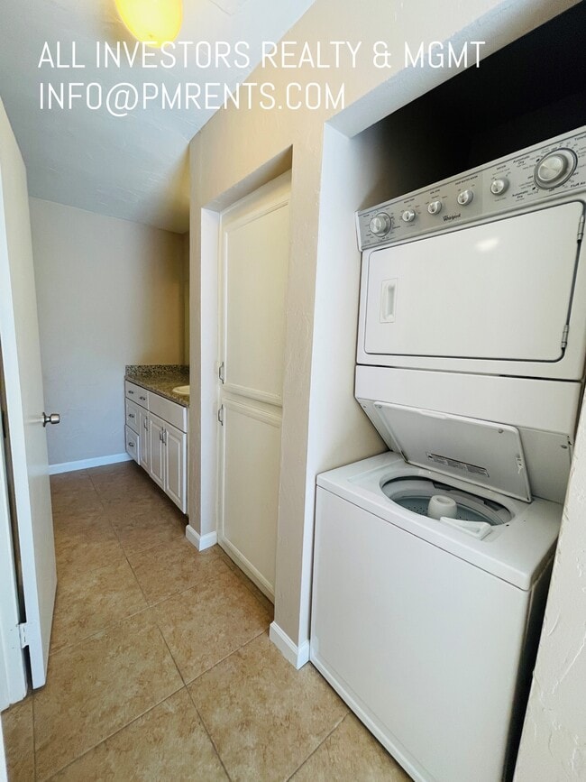 Building Photo - 313 N Melrose Dr