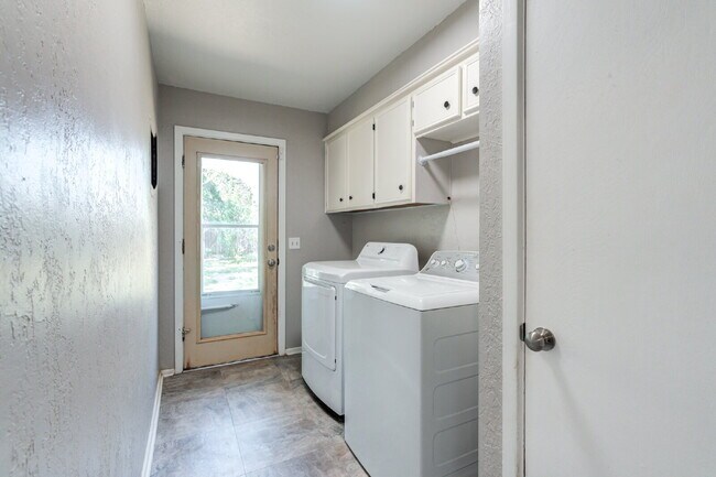 Building Photo - Renovated Three-Bedroom home in Central Lu...