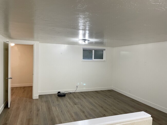 Building Photo - 852 E Three Fountains Dr