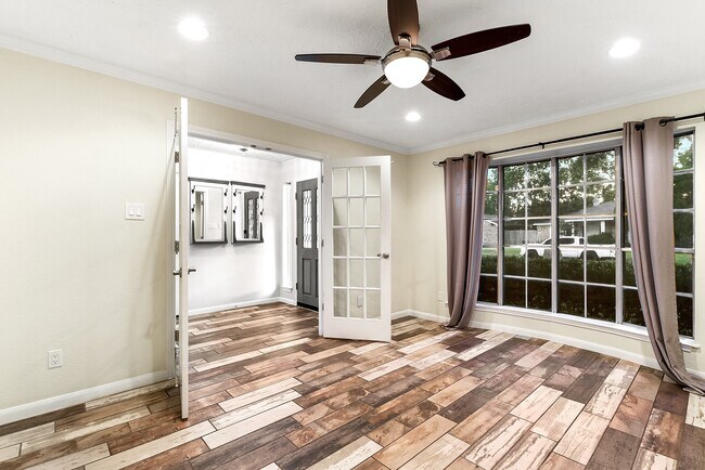 Building Photo - 215 Gentilly Dr