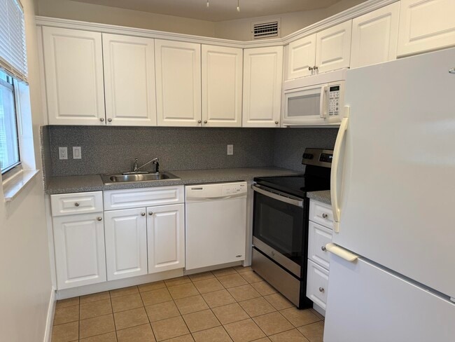 Building Photo - 569 Monaco Way