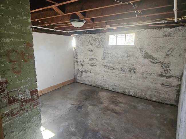 Building Photo - 619 S Kentwood Ave