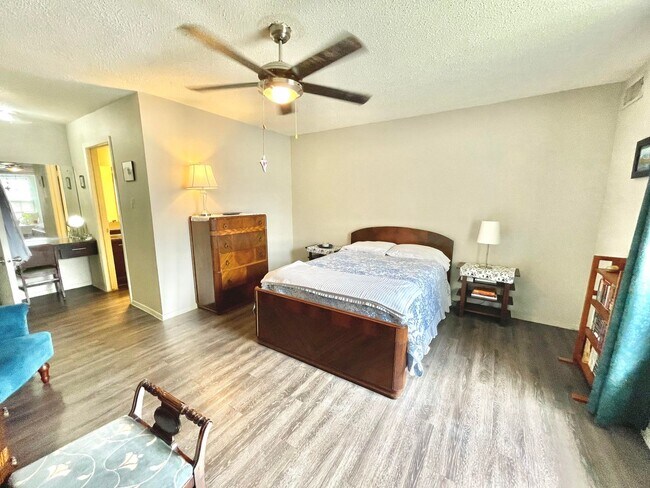 Building Photo - One Bedroom unit in Fourplex with Yard for...