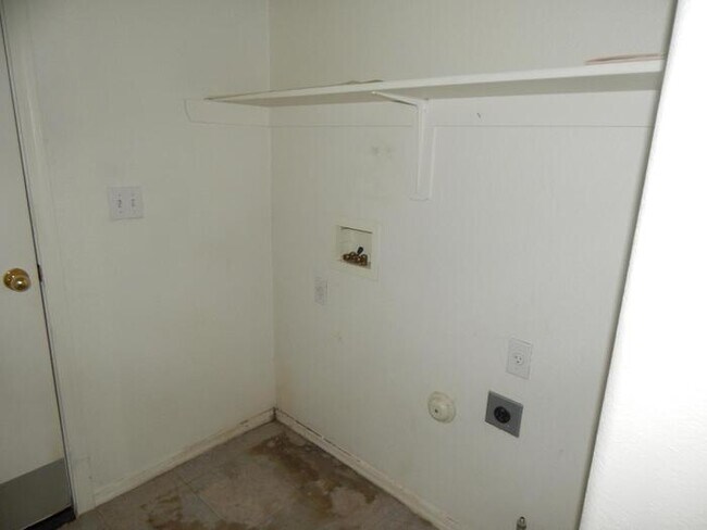 Building Photo - HOUSE FOR RENT