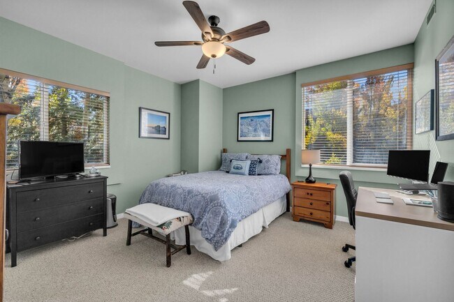 Building Photo - 2 Bed Pinecreek Condo with garage