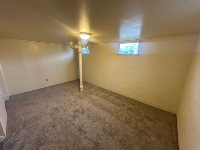 Building Photo - 305 S 33rd St