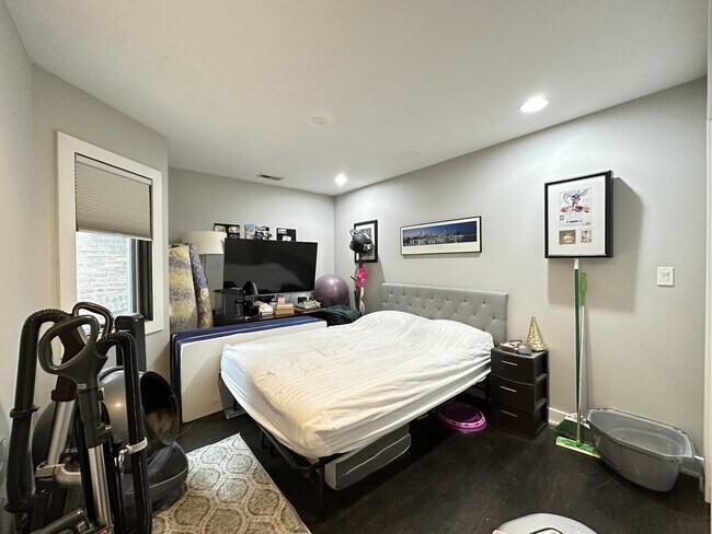 Building Photo - 907 N Damen Ave