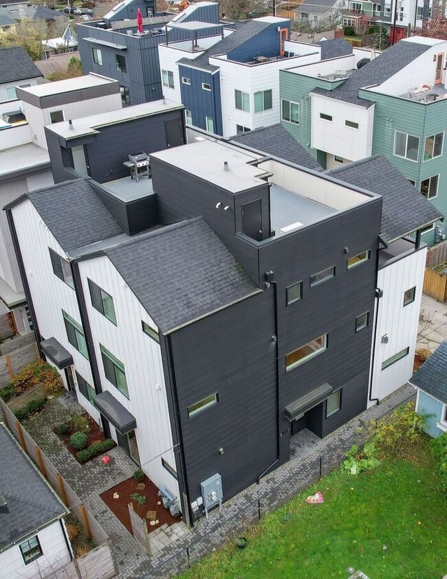 Building Photo - Stunning Modern Air-Conditioned Townhome in Coveted Whittier Heights