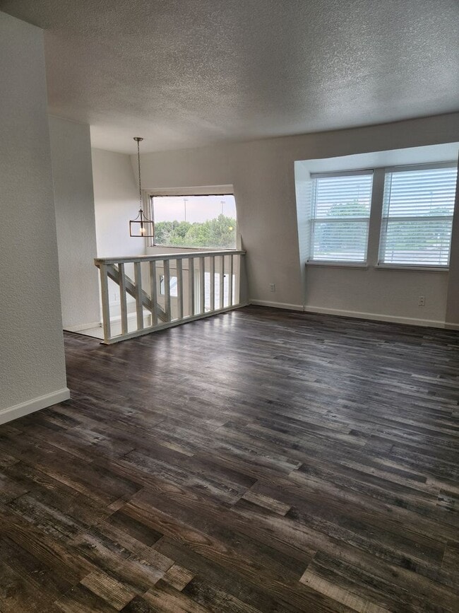 Building Photo - Completely remodeled! Fresh unit!