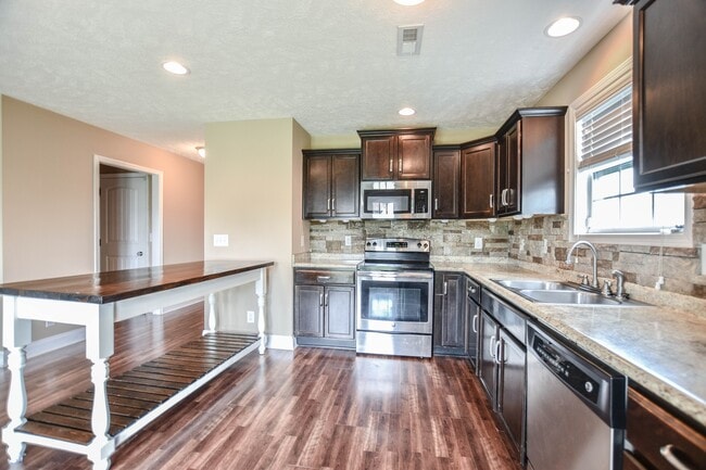 Building Photo - Pet Friendly in Fox Meadow!