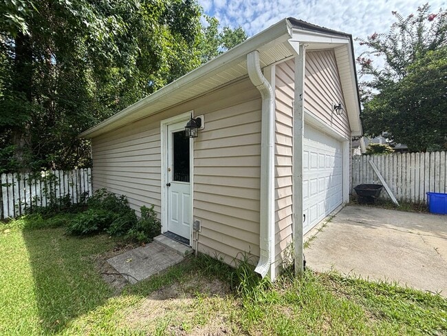 Building Photo - Available now. Great 3 BR/2.5 BA Home Avai...