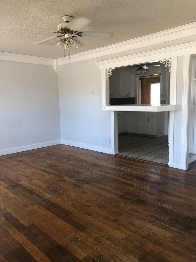 Building Photo - CUTE HOME WITH 2 BEDROOMS, 1 BATHROOM, 1 CAR GARAGE