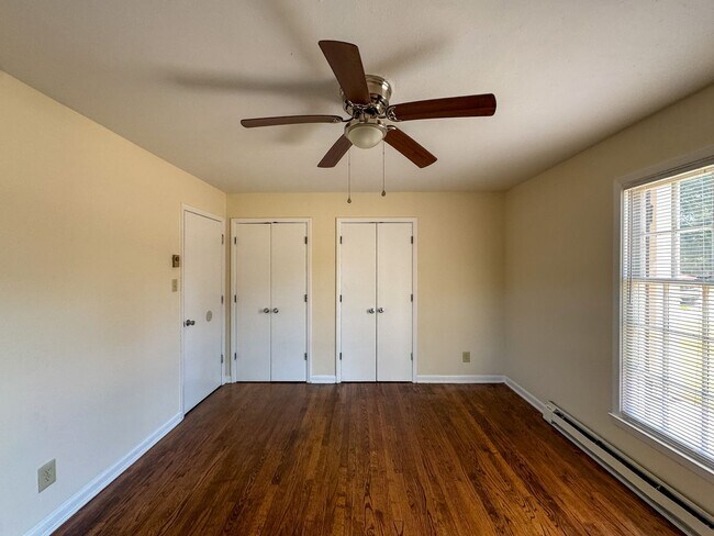 Building Photo - Conveniently Located 2 Bed 1.5 First Floor Unit