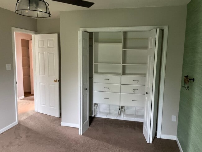 Building Photo - Large 3 Bedroom 2.5 bath townhome with additional finished room.