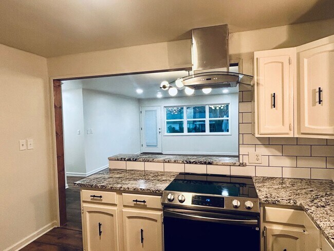 Building Photo - Updated 3 bedroom home in great location!