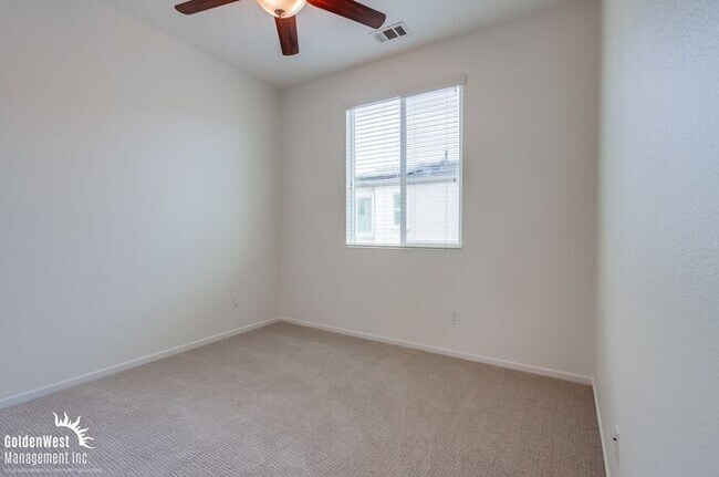 Building Photo - Stylish 3Bdm 4Ba Townhome with Chef’s Kitc...