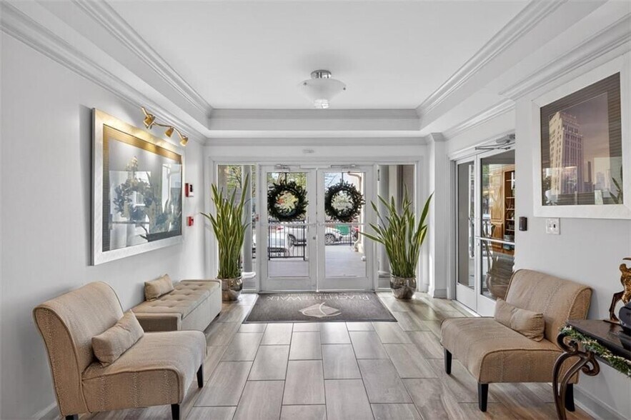 Building Photo - 1075 Peachtree Walk NE