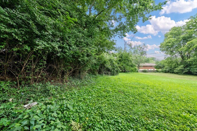 Building Photo - Beautifully Updated 1/2 Duplex in Prime Kansas City Location!