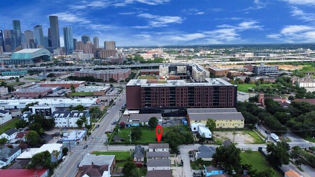 Building Photo - 2502 Saltus St
