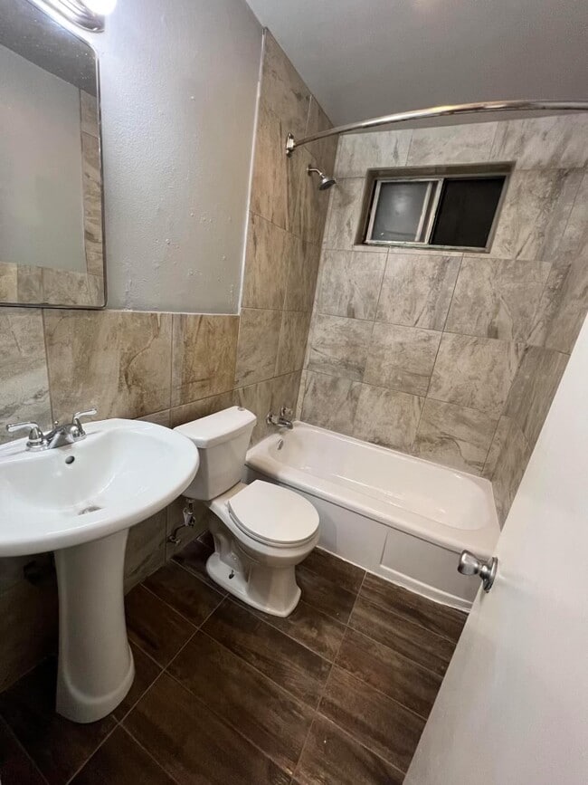 Building Photo - 107 E Comay Cir