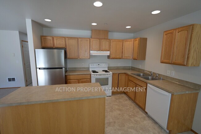 Building Photo - 2 bed 1 bath, bottom floor apartment in Port Angeles, close to Peninsula College and the Olympic ...