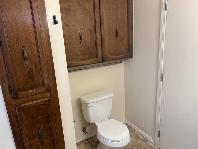 Building Photo - 36 N Peach St